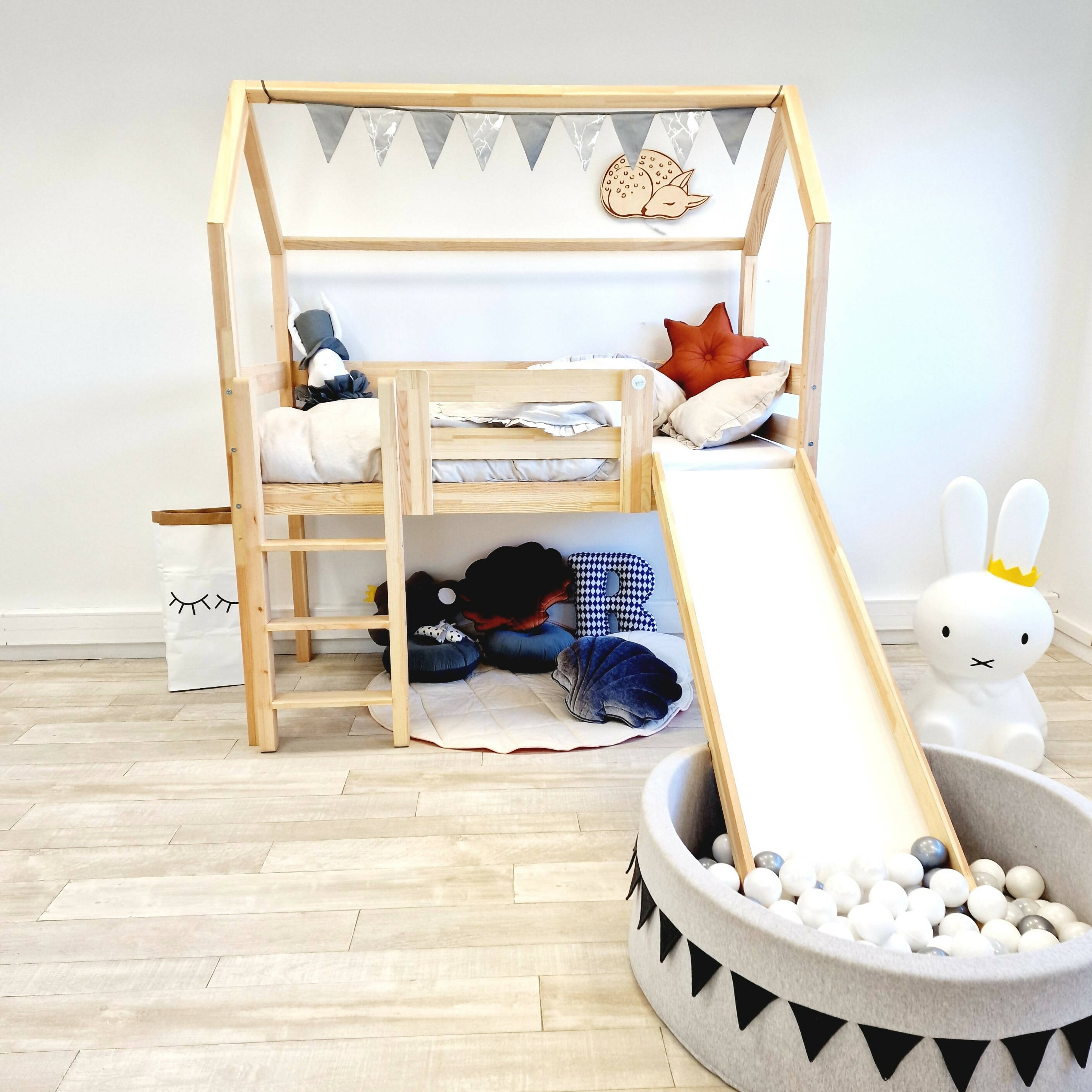 Cama alta moderna de tamaño individual con escritorio debajo de la cama y  estantes de almacenamiento, cama alta de madera con escaleras y  barandillas