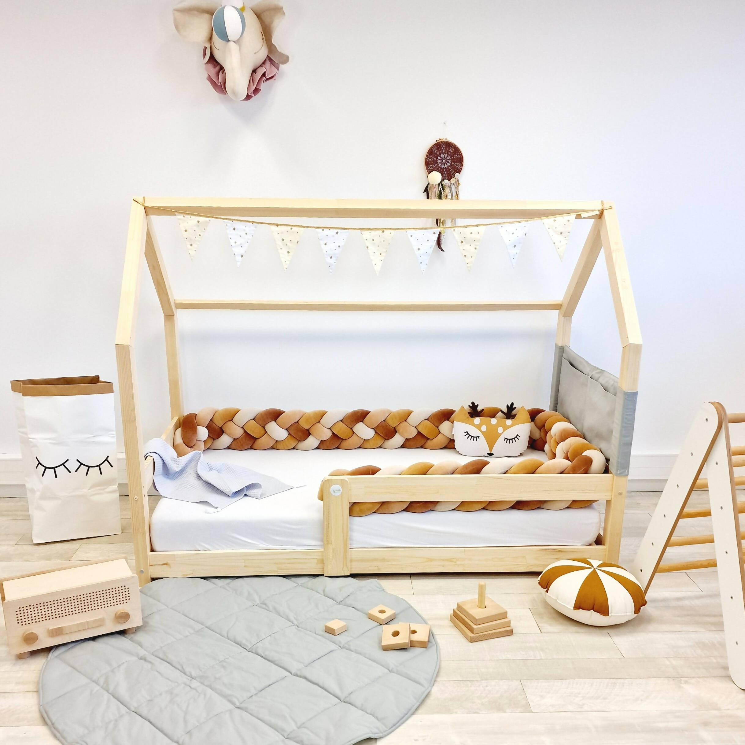 Lit cabane ALVA lit enfant simple asymétrique en bois 90 x 190 cm