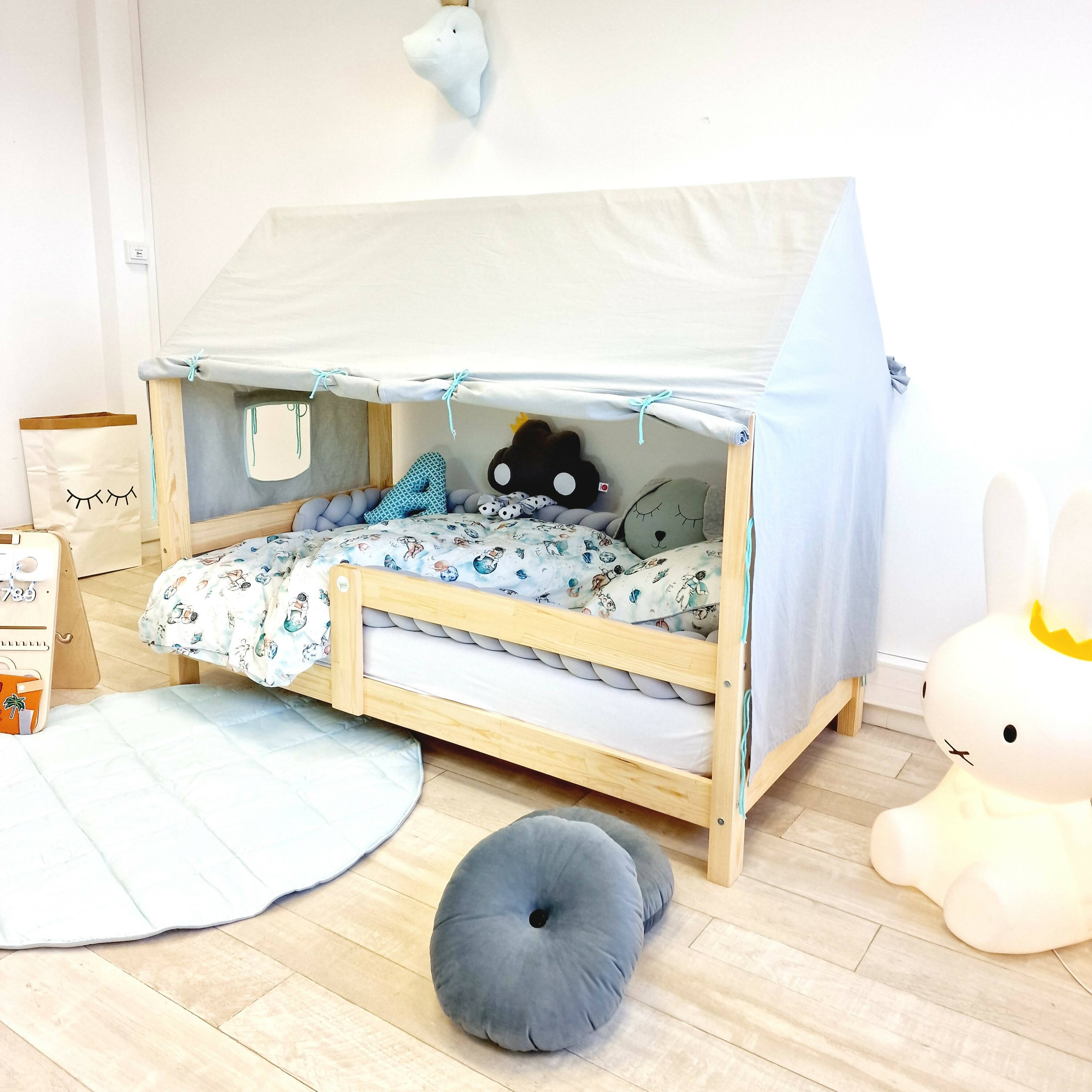 Intérieur D'une Chambre D'enfant Moderne Avec Une Tente, Un Canapé Ou Une  Cabane à Jouets