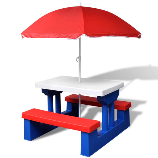 Tavolo da picnic e panchine con il parasole per bambini