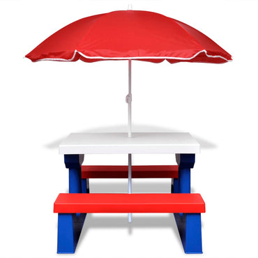 Tavolo da picnic e panchine con il parasole per bambini