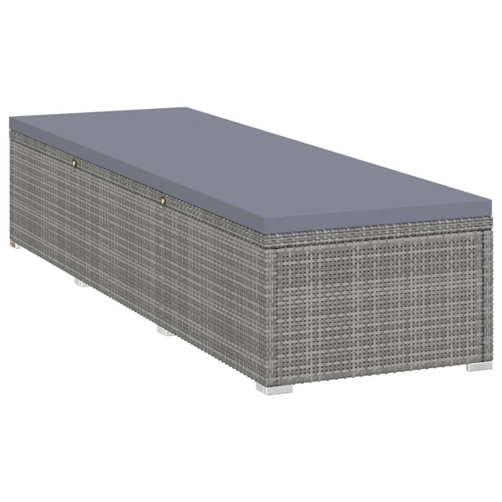 Silla larga con cojín y mesa de resina trenzada gris