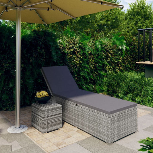 Silla larga con cojín y mesa de resina trenzada gris