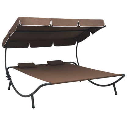 Cama de descanso ao ar livre com toldo e travesseiros marrons
