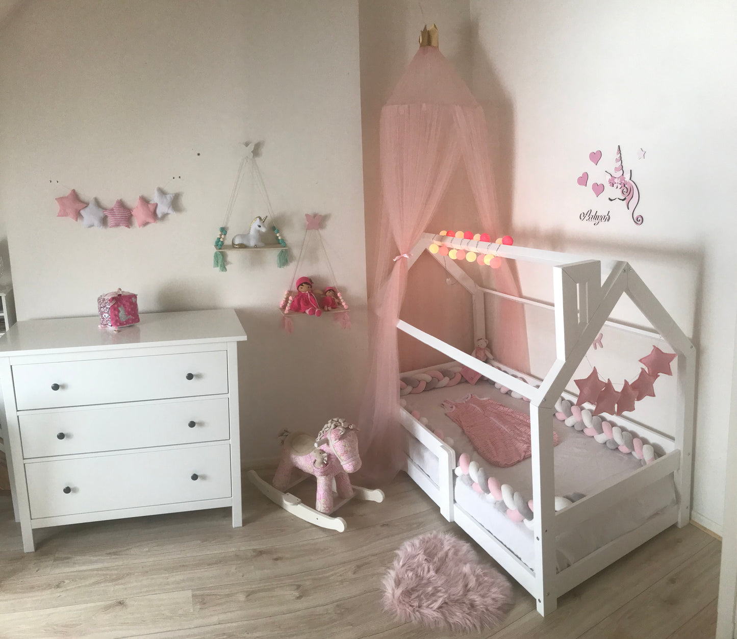Cama de cabine com barreiras de cores de cor