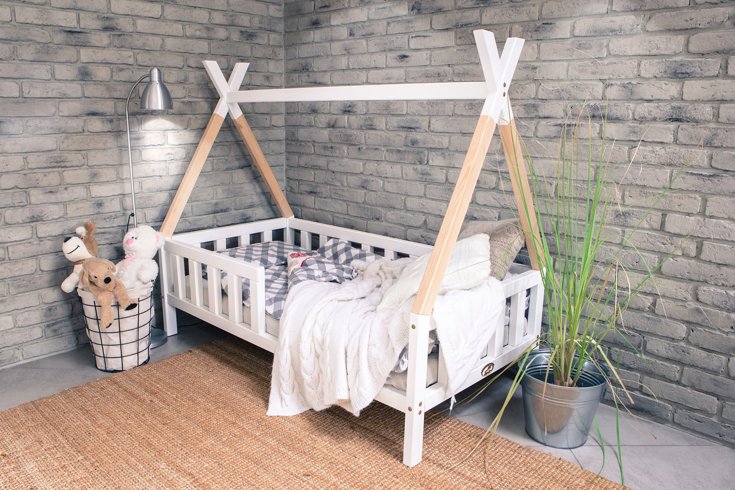 Cama infantil en forma de Tipi TAHUKA con barandilla de seguridad - madera  maciza - gris - 120 x 190 cm