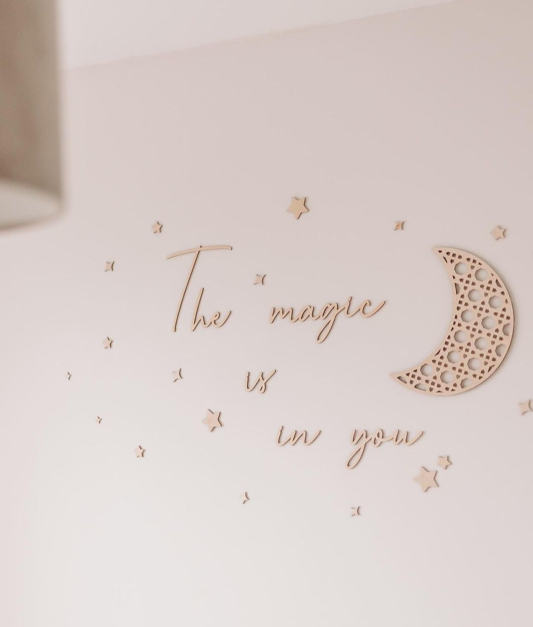 Belle écriture décorative murale "The magic is in you" + étoiles