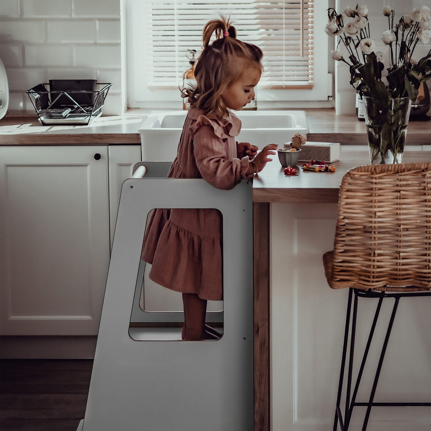 Cucina aiuta la torre di osservazione in legno per lo sgabello scandi per bambini