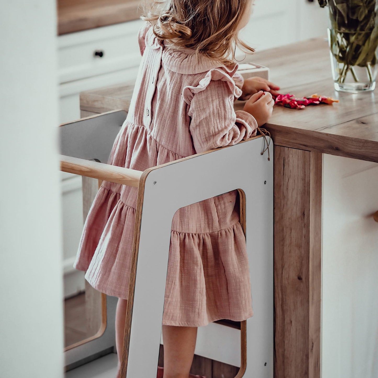 Cucina aiuta la torre di osservazione in legno per lo sgabello scandi per bambini
