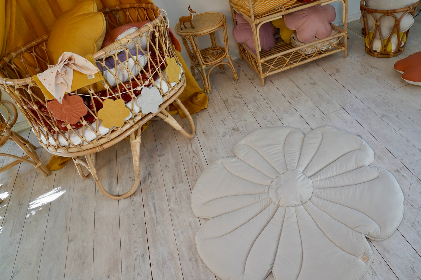 Tapis moelleux velours pour enfant flower Crème "Cream yucca"