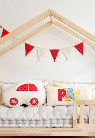 Coussin décoratif et moelleux Voiture  "Red dots"