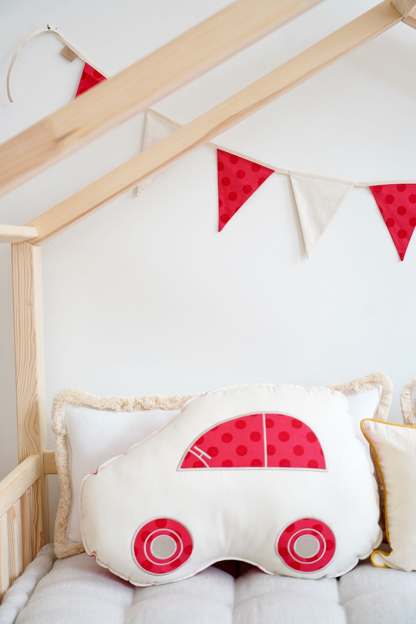 Coussin décoratif et moelleux Voiture  "Red dots"