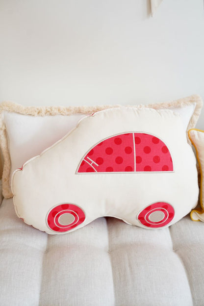 Coussin décoratif et moelleux Voiture  "Red dots"