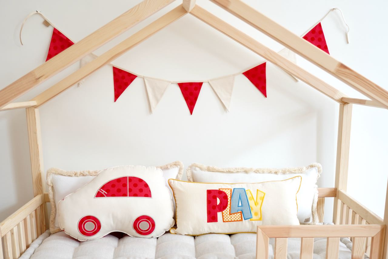 Coussin décoratif et moelleux Voiture  "Red dots"