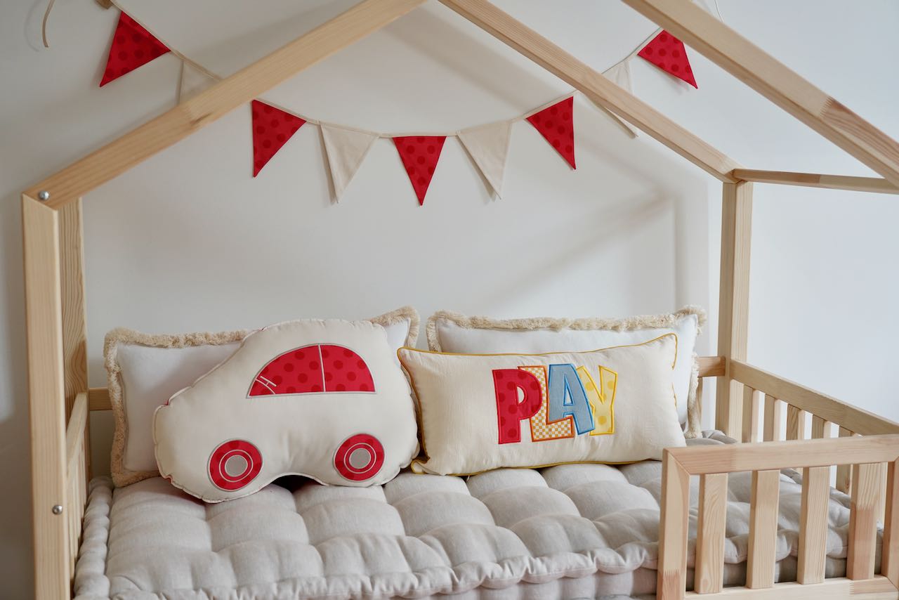 Coussin décoratif et moelleux Voiture  "Red dots"