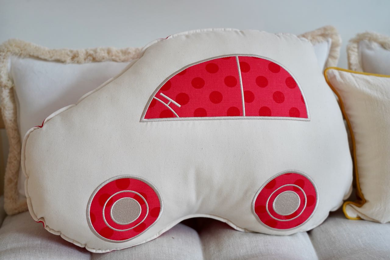 Coussin décoratif et moelleux Voiture  "Red dots"