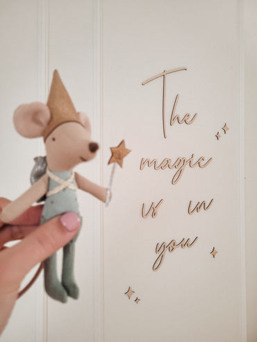 Hermosa escritura decorativa de la pared "The Magic Is in You" + Stars