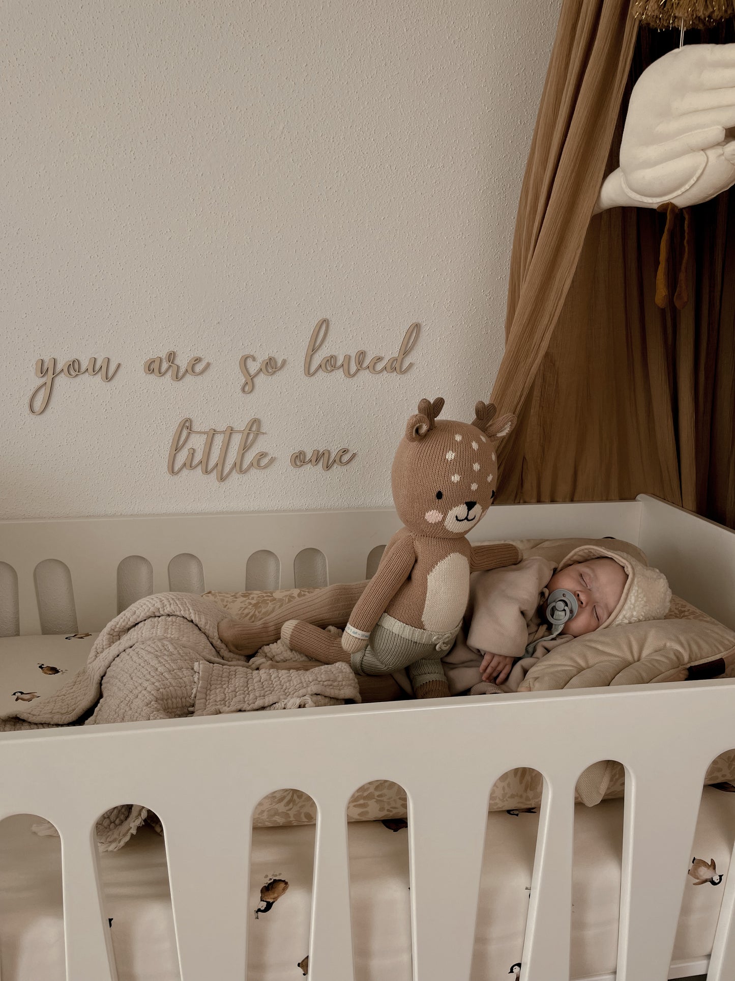 Belle écriture décorative murale "you are so loved little one" + petites étoiles