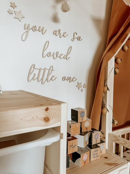 Belle écriture décorative murale "you are so loved little one" + petites étoiles