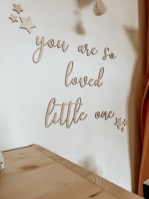 Hermosa escritura decorativa de la pared "Eres tan amado pequeño" + estrellas pequeñas