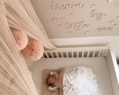 Belle écriture décorative murale "dream big little one" + décorations